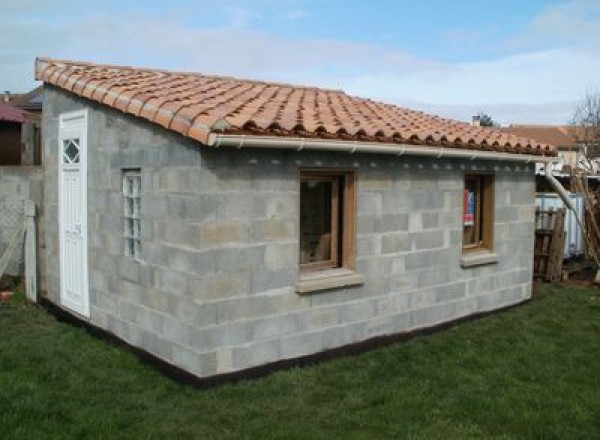 Abri de jardin en béton avec aménagements intégrés à Pignans : atelier, garage et local professionnel