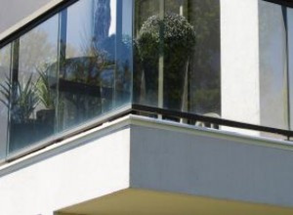 Balcon sur pilotis, perron et marches extérieures en béton à Lacapelle-Viescamp