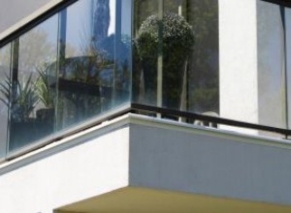 Balcon sur pilotis, perron et marches extérieures en béton à Saint-Cyr-les-Vignes