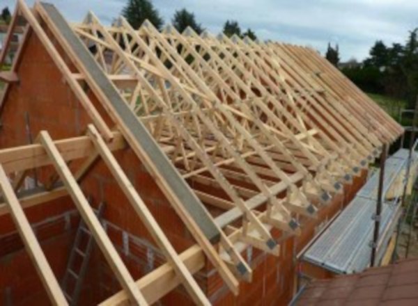 Pose de charpente bois en fermettes industrielles à Saint-Vincent-Sterlanges
