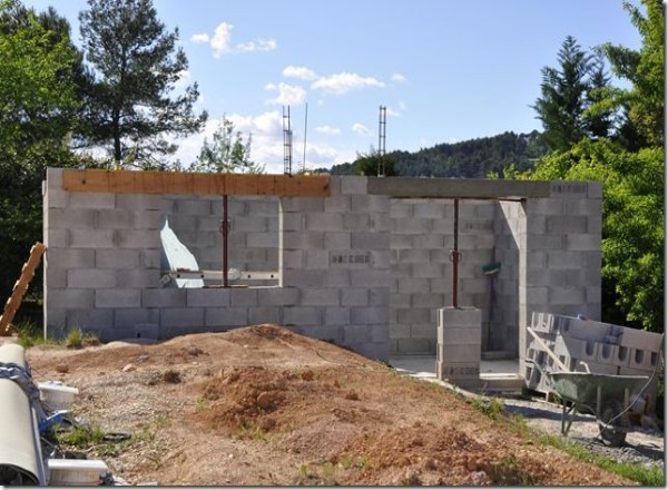 Toiture de l'abri de jardin en béton : toit plat, une pente ou deux pentes à Apinac