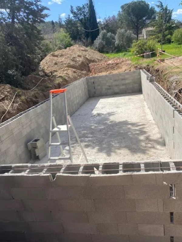 Construction de piscine béton à Salon-de-Provence (13)