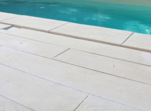 Dallage en pierre pour terrasse de piscine à Paris