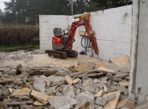 Démolition de bâtiment par pelle mécanique à Lorient