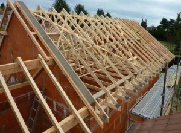 Pose de charpente bois en fermettes industrielles à Grandes-Ventes