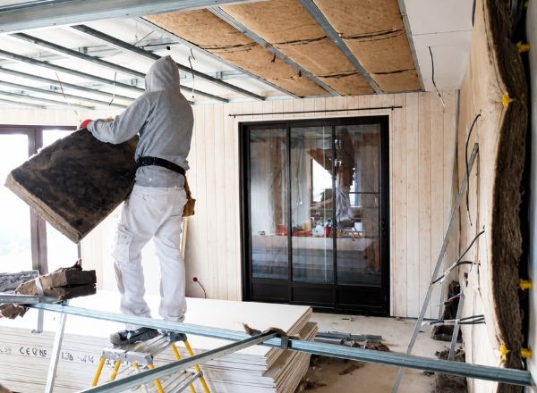 L'isolation des faux-plafonds à Luynes : performance thermique et confort acoustique