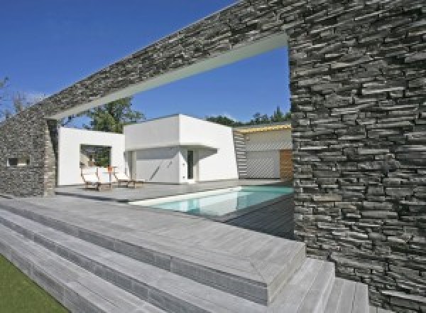 Aménagement autour de la piscine en béton à Villemareuil