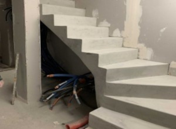 Escalier en béton quart tournant à Chenou