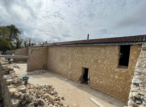 Rejointoiement de mur ancien dans le Rh&ocirc;ne
