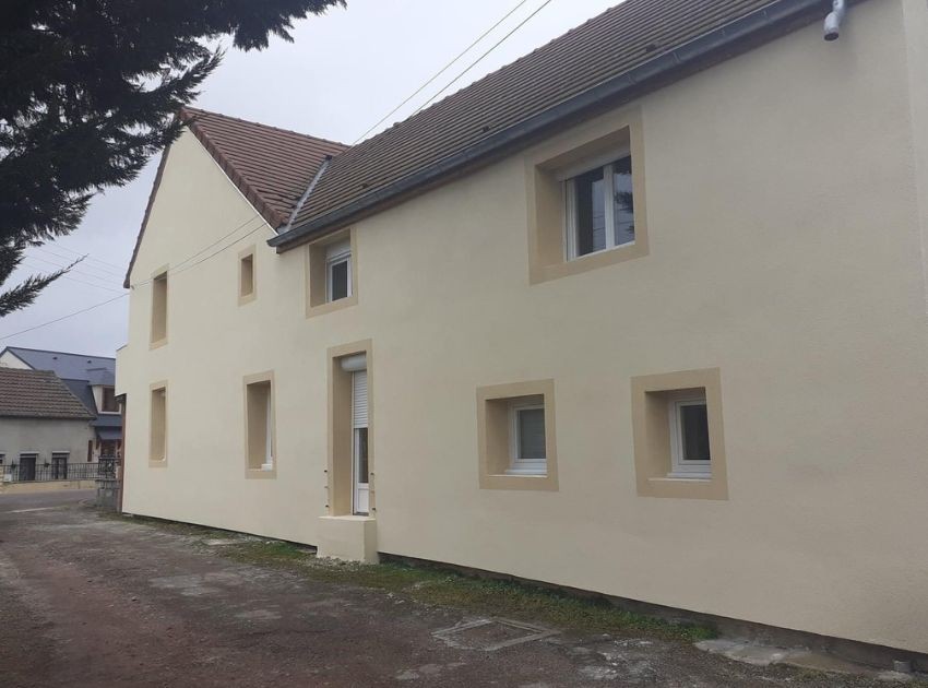 Isolation extérieure avec finition enduit mince taloché à Saint-Hilaire-de-la-Noaille