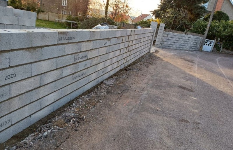 Construction d'un mur de clôture en agglos à Ussel (19)
