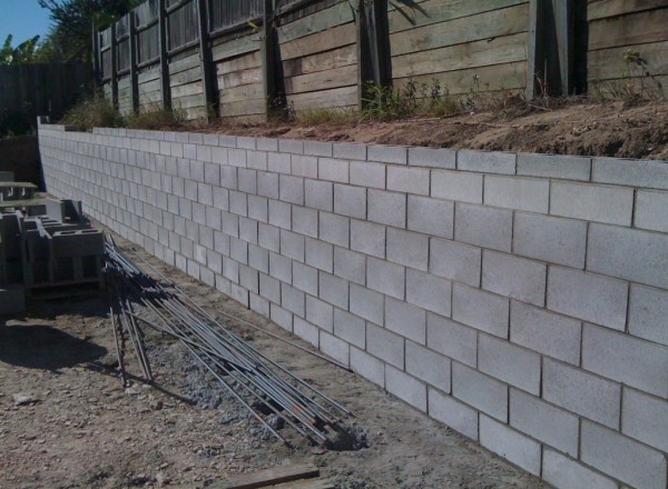 Mur de soutènement en béton armé et blocs à bancher à Dimechaux (59)