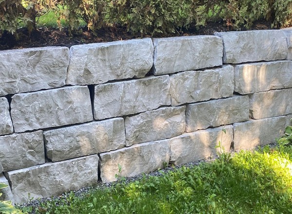 Mur de soutènement en gabions et en pierres sèches à Salignac-sur-Charente