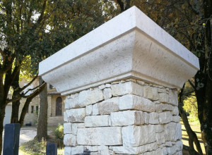 Pilier de portail en pierre à Saint-Denis