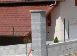 Pilier de portail en béton à Saint-Denis