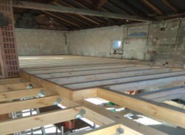 Plancher bois en bastaing ou solives à Unchair