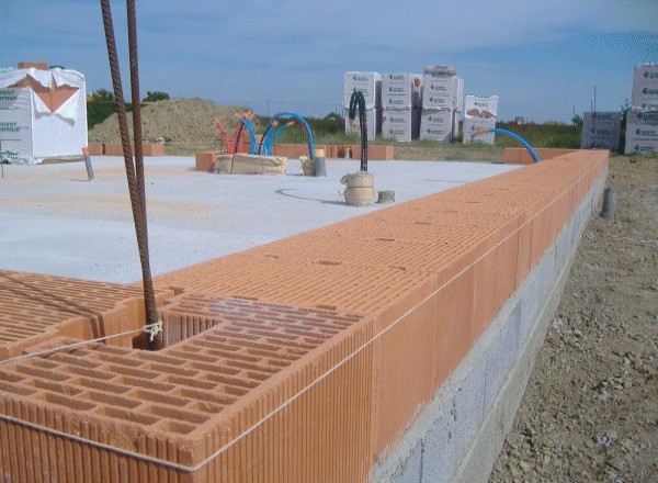 Pose de briques BGV et monomur à Guerfand : isolation et performance RE2020