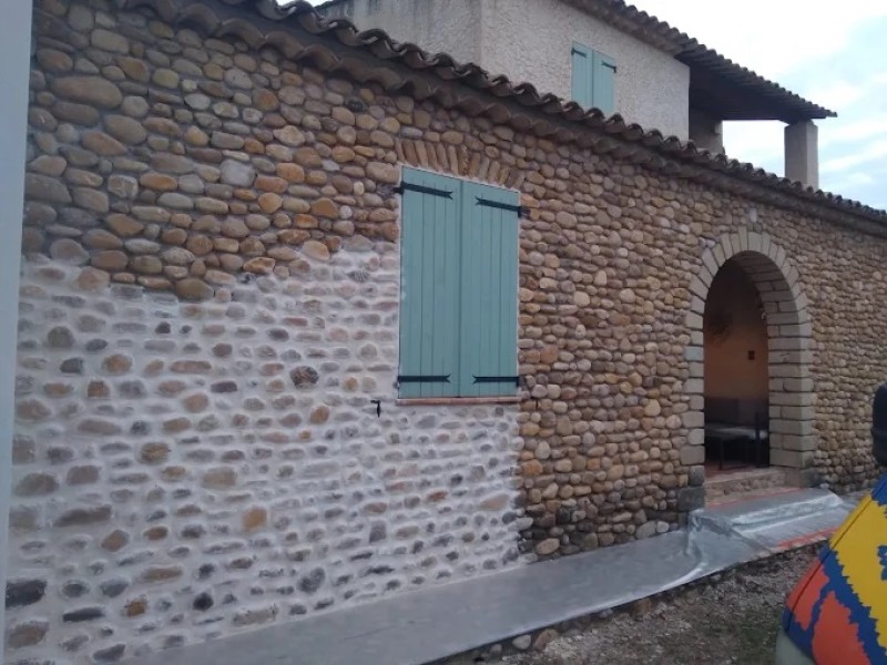 Rejointoiement de mur en pierre à Frejus (83)