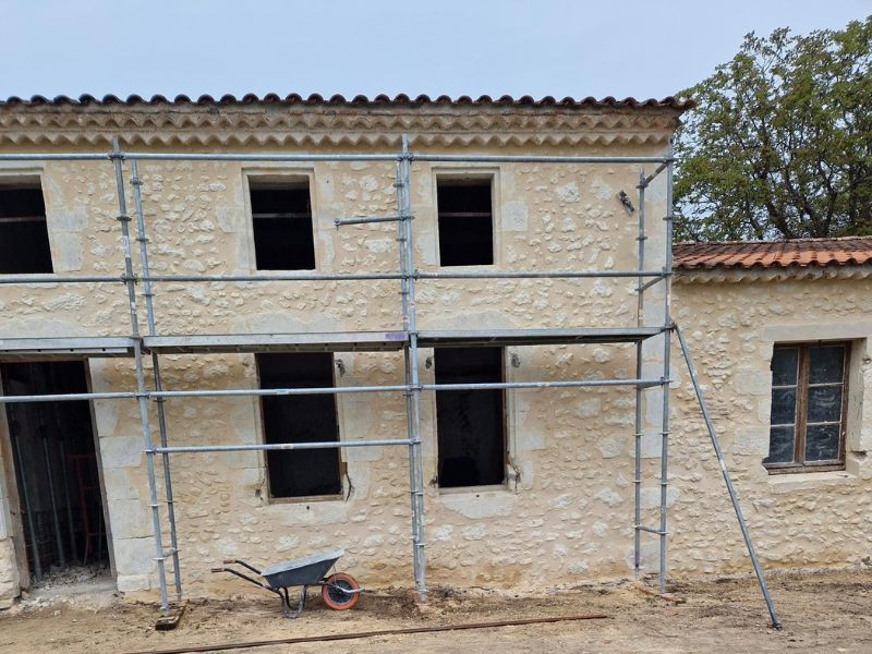 Rénovation de façade en pierre à Fargues-Saint-Hilaire