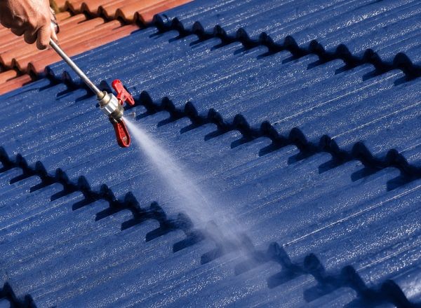 Hydrofuge Coloré pour Toiture à Bouchon : Rénovation Esthétique et Protection